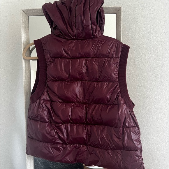 Hooded puff vest- size large- without walls- maroon- buttons/zip -lightly worn - Picture 5 of 7